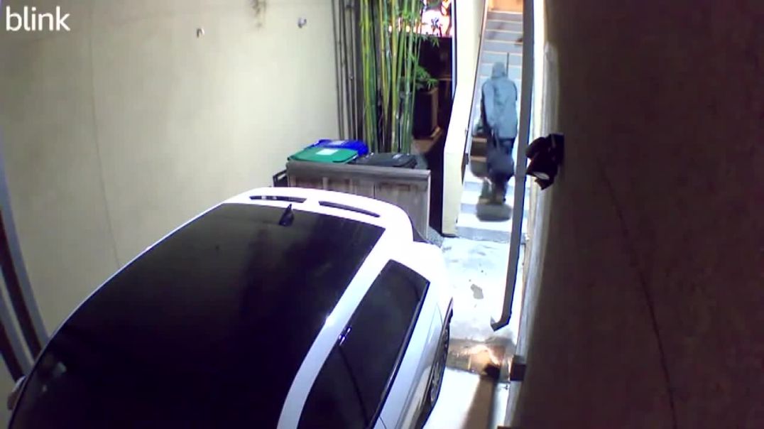 California Neighborhood Terrified By Man With Axe And Knife Ringing Doorbells In the middle Of The N