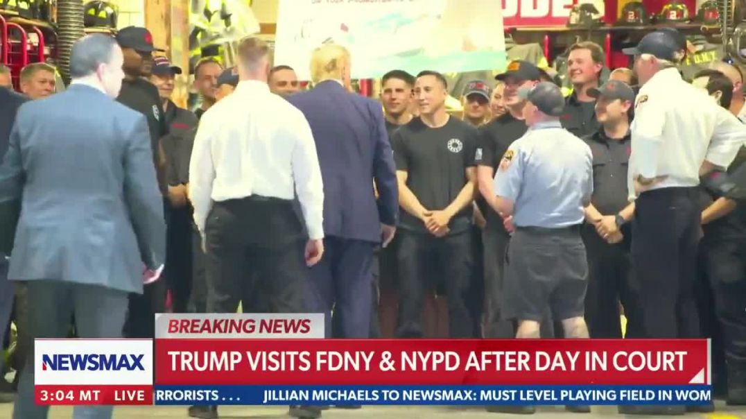 ⁣President Trump delivers pizza to FDNY in New York