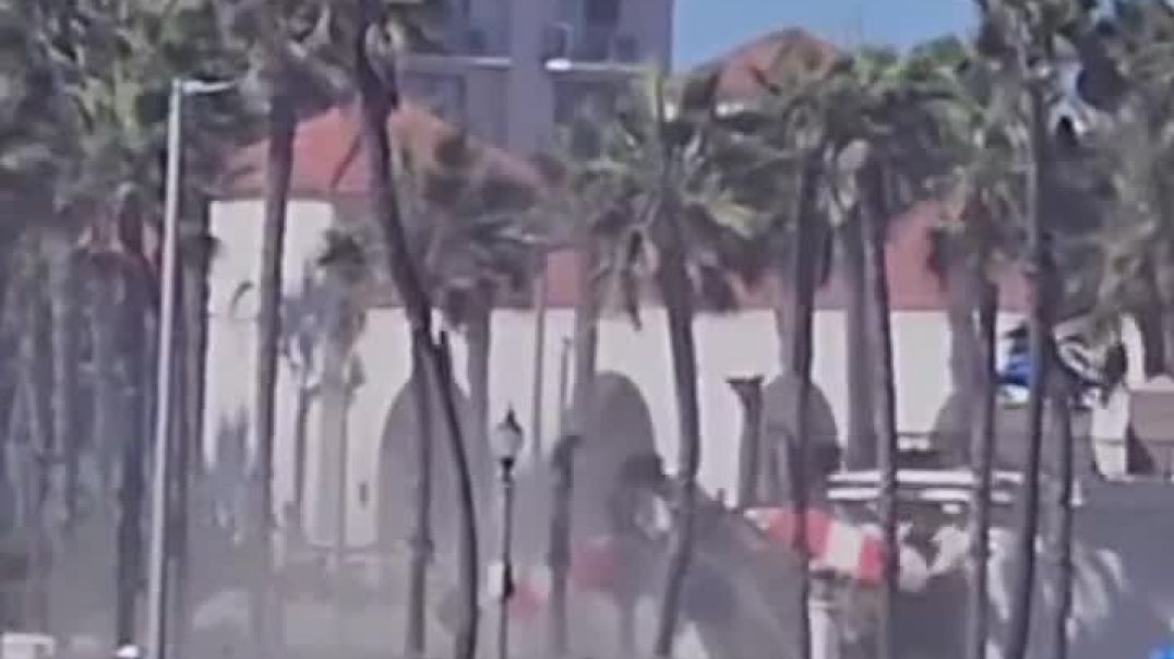 ⁣Dramatic Helicopter Crash in Huntington Beach Caught on Camera