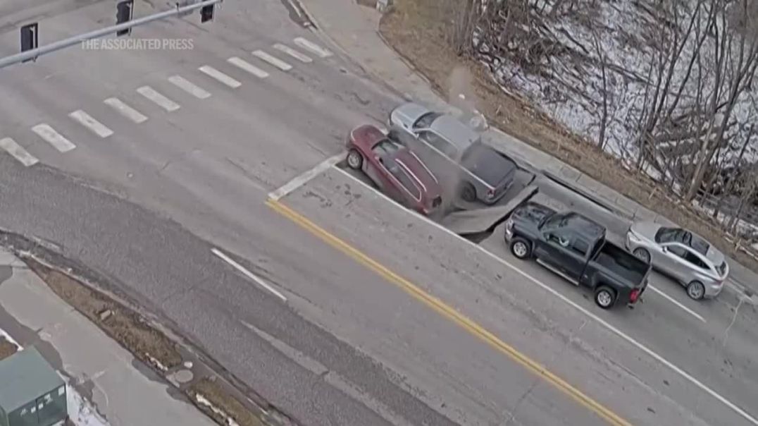 ⁣WATCH Sinkhole swallows two cars in Nebraska